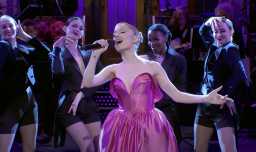 Ariana Grande volvió a deslumbrar como anfitriona de “Saturday Night Live”: Imitó a divas del pop y bromeó sobre “Wicked”