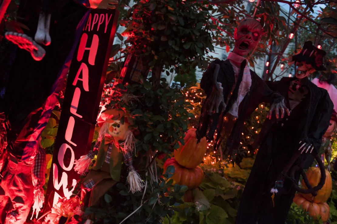 Decoraciones de Halloween se ven en un jardín al atardecer en Washington DC el 20 de octubre de 2018. ERIC BARADAT/AFP a través de Getty Images