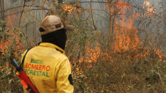 Conaf envía a Bolivia helicóptero para combatir incendios forestales: “Está dotado con todo lo necesario"