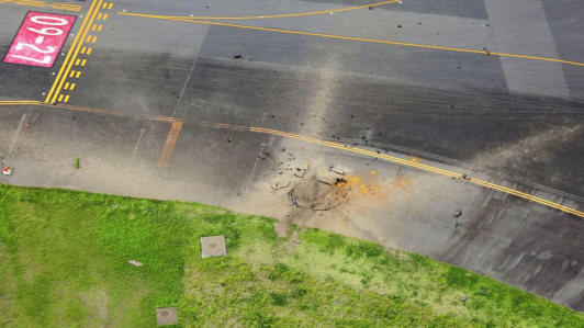 Bomba estadounidense de la Segunda Guerra Mundial explotó en un aeropuerto japonés: Provocó un gran cráter