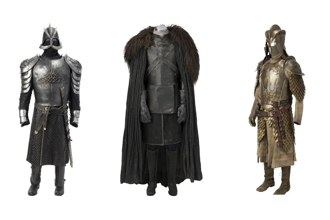 Entre los artículos a la venta se encontraban varios disfraces, incluidos, de izquierda a derecha, la armadura usada por Gregor "La Montaña" Clegane, el conjunto de la Guardia de la Noche de Jon Snow y la armadura completa de la Guardia Real de Jaime Lannister. Subastas de patrimonio/AP