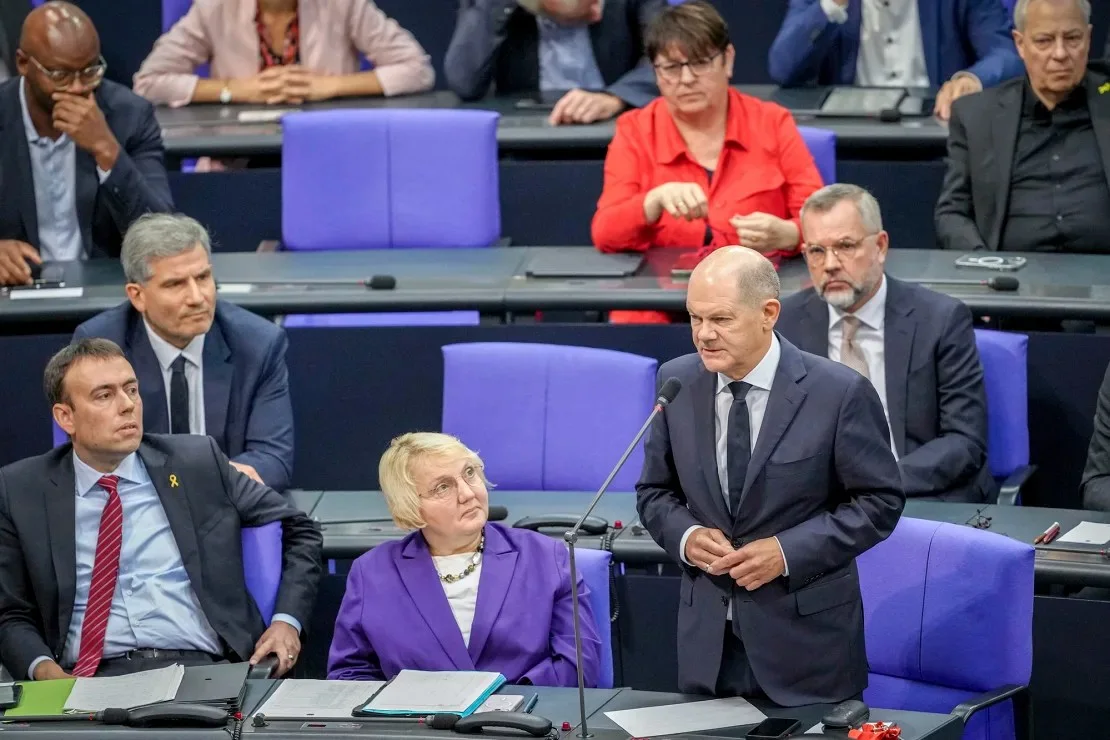 El canciller federal Olaf Scholz habla en el Bundestag como diputado el 10 de octubre de 2024. Kay Nietfeld/picture-alliance/dpa/AP