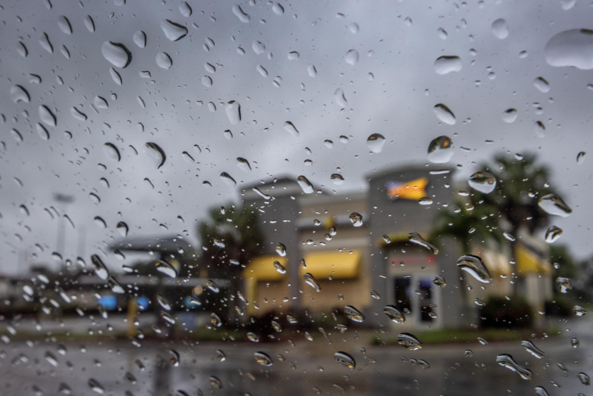  Un restaurante cubierto de madera contrachapada se ve a través de un vidrio mojado mientras la ciudad se prepara para el huracán Milton en Bradenton, Florida, EE.UU., 09 de octubre de 2024. Según el Live Hurricane Tracker del Centro Nacional de Huracanes, el huracán Milton tocará tierra en la costa oeste de Florida el 9 de octubre por la noche. EFE/CRISTOBAL HERRERA-ULASHKEVICH