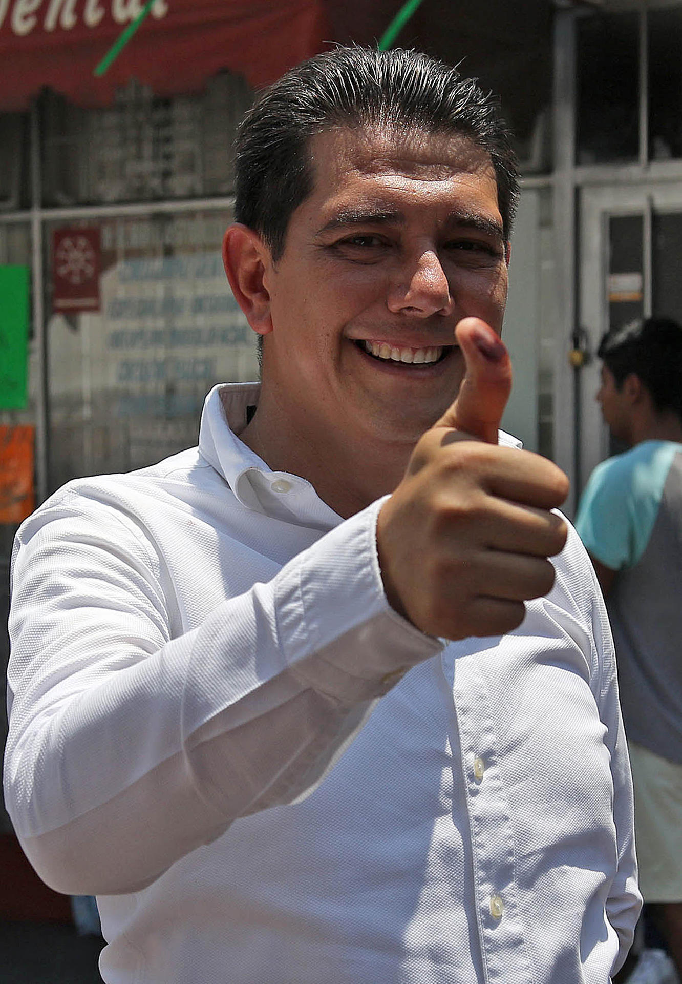 El candidato a la presidencia municipal de Chilpancingo por el Partido Revolucionario Institucional (PRI), Alejandro Arcos Catalán, muestra su pulgar después de emitir su voto el 1 de junio de 2024 en el estado de Guerrero (México). A seis días de haber asumido el cargo de presidente municipal de la ciudad de Chilpancingo, capital del estado mexicano de Guerrero (sur), Alejandro Arcos Catalán, fue asesinado la tarde de este domingo, informó la Fiscalía General del Estado (FGE). EFE/José Luis de la Cruz