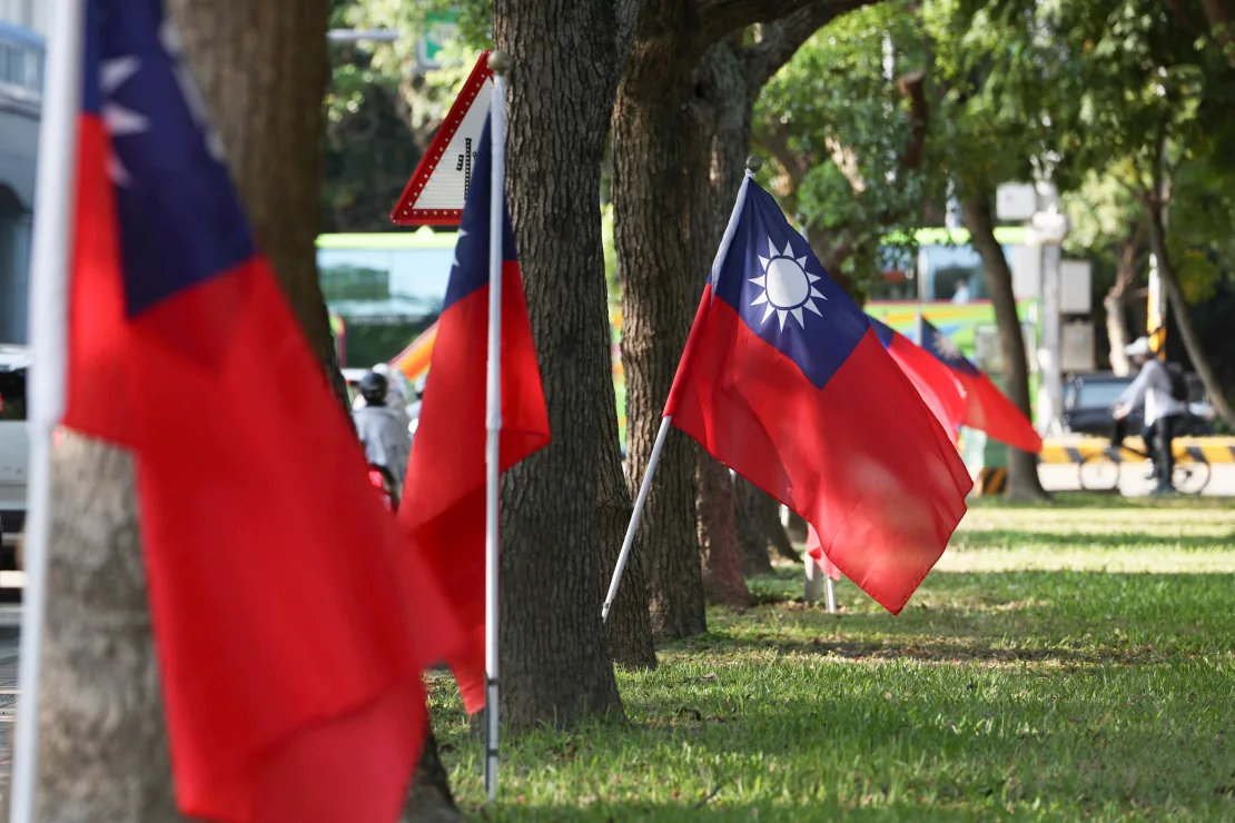 Las banderas nacionales de Taiwán se ven en una calle de la ciudad de Hsinchu el 14 de octubre de 2024. I-Hwa Cheng/AFP/Getty Images