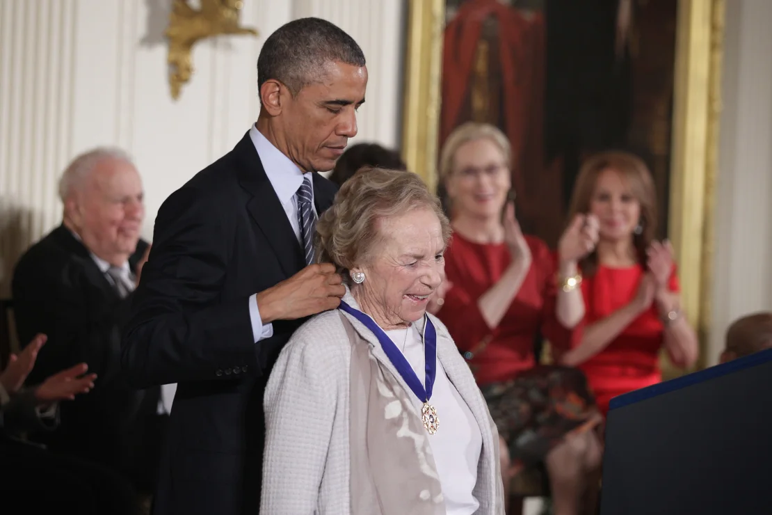 El presidente Barack Obama entrega la Medalla Presidencial de la Libertad a Ethel Kennedy en la Casa Blanca en noviembre de 2014. Imágenes de Alex Wong/Getty