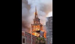 Iquique llora la pérdida de su historia: El impactante registro del derrumbe de las torres de la Iglesia San Francisco consumida por el fuego