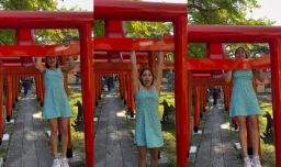 Causó indignación: Influencer chilena se vuelve viral en Japón por hacer ejercicio en un torii, símbolo sagrado del país