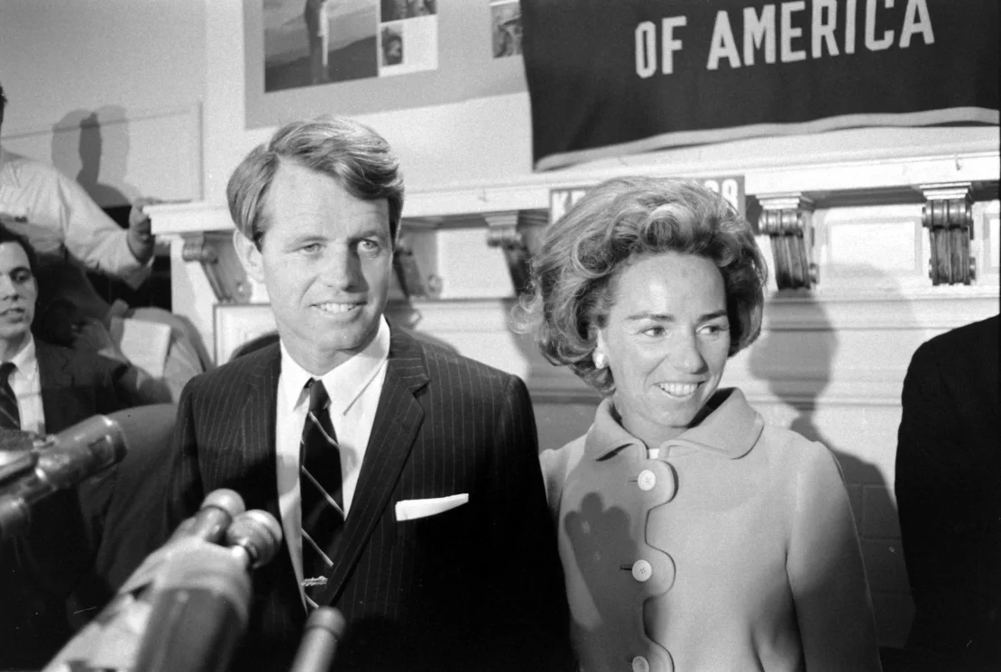 Ethel Kennedy, a la derecha, junto a su esposo, el senador Robert F. Kennedy, en el Overseas Press Club en Nueva York en 1968. Bob Gomel/La colección de fotografías LIFE/Shutterstock