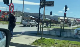 Tras fuertes ráfagas de viento por sobre los 120 km/h en Magallanes: Video muestra a personas aferrándose a postes