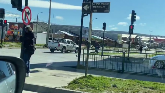 Tras fuertes ráfagas de viento por sobre los 120 km/h en Magallanes: Video muestra a personas aferrándose a postes