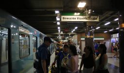 Metro informa que estación Baquedano en Línea 5 se mantiene sin detención de trenes por filtración de agua