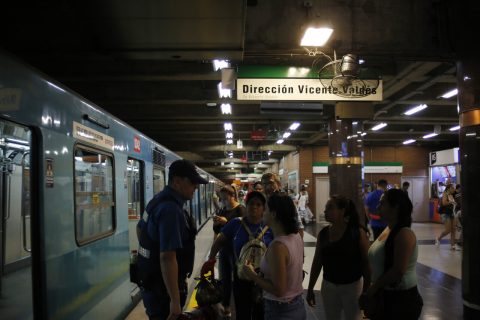 Metro informa que estación Baquedano en Línea 5 se mantiene sin detención de trenes por filtración de agua