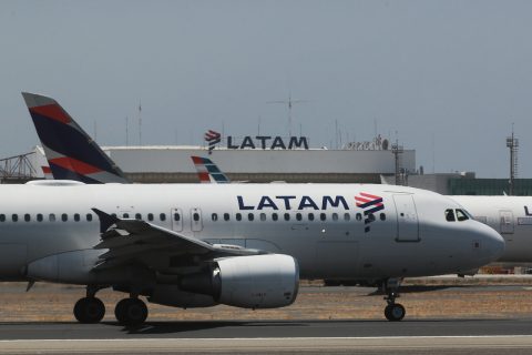 La disputa judicial de Latam con sus pilotos: Buscan que la justicia declare a un único empleador