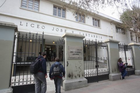 Liceo Lastarria suspende clases presenciales para los terceros medios tras nuevos hechos de violencia contra su director