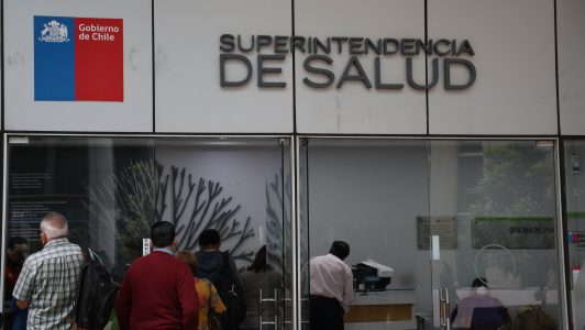 ¿Cómo será el pago de la deuda de las Isapres a los afiliados? Economista experto en salud lo explica