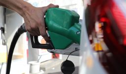 Precios de combustibles dan un respiro: Bencinas y diésel tendrán bajas en sus valores