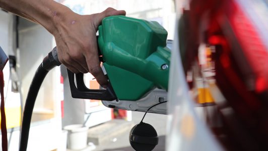 Precios de combustibles dan un respiro: Bencinas y diésel tendrán bajas en sus valores