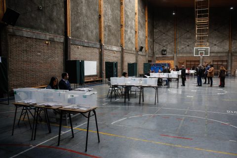 Colegios sede de votación por segunda vuelta de gobernadores tendrán jornada escolar acotada este viernes: Revisa los horarios