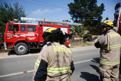 Declaran Alerta Roja en Laguna Verde por incendio forestal: Senapred ordenó evacuación de sectores Las Gaviotas y Caleta Grande