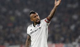 "Roto con plata" y "hace el ridículo": Hinchas explotan contra Arturo Vidal por expulsión ante Racing en goleada sufrida por Colo Colo