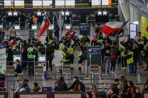 "Es insostenible y ridículo que me hagan esperar tanto": Tras horas de paralización, aeropuertos retoman operaciones