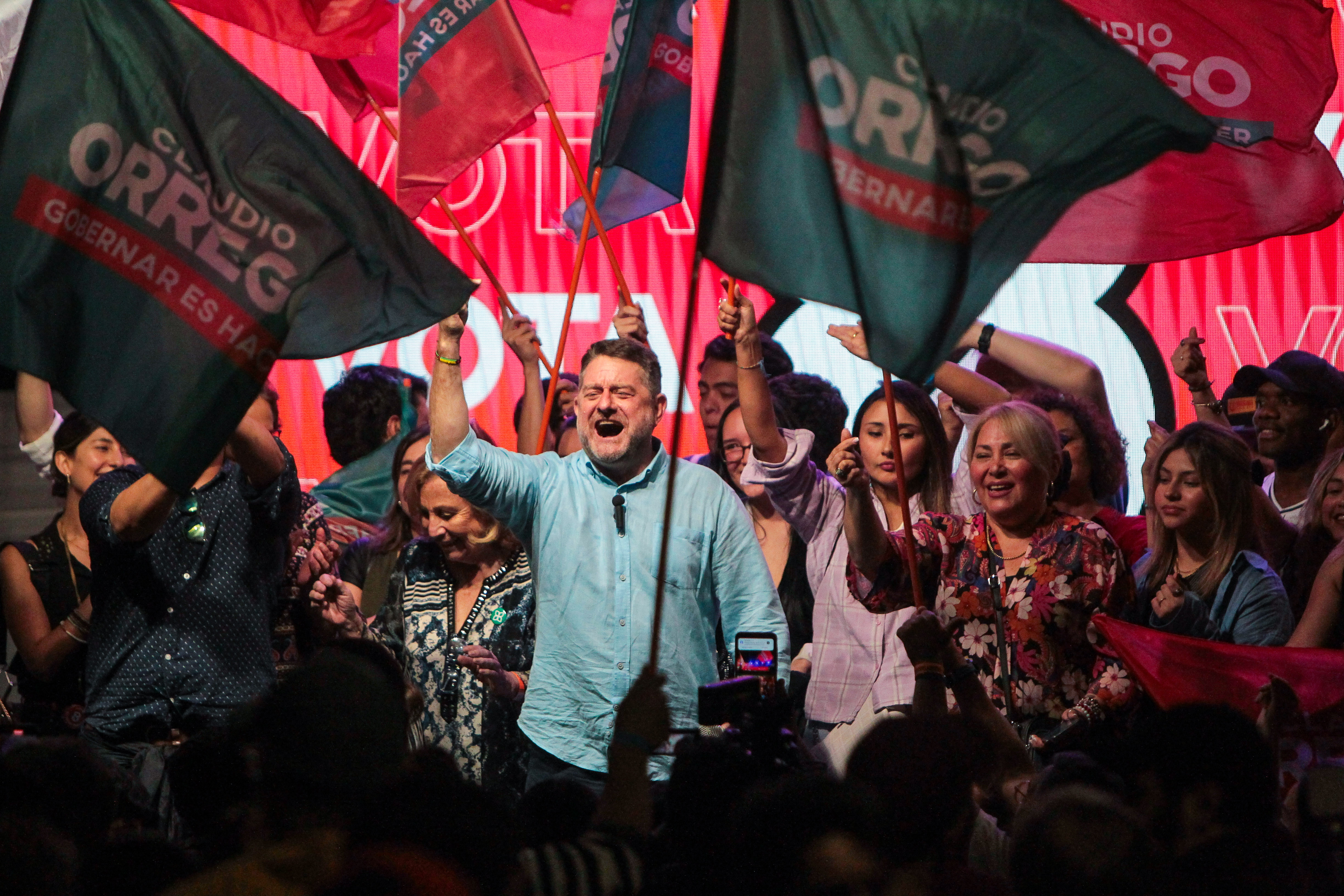 Claudio Orrego logra amplio triunfo sobre Francisco Orrego y asesta