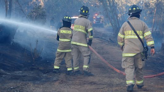 "No puede haber impunidad": Bomberos exigen justicia para voluntario agredido por 5 sujetos durante incendio en Talca