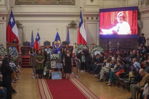 Parlamentarios y ministros rinden homenaje a Mercedes Bulnes en su velorio en el ex Congreso Nacional