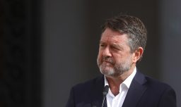 Claudio Orrego: "La derecha se equivoca cuando privilegia liderazgos confrontacionales, agresivos o incluso violentos"