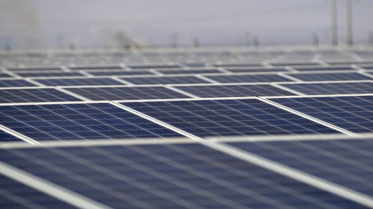 Buscarían crear subsidio para acceder a paneles solares como solución para el alza en las cuentas de la luz