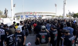 Video: Denuncian que fanáticos de Iron Maiden orinaron frente al memorial de los Detenidos Desaparecidos en el Estadio Nacional