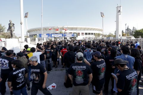 Denuncian que fanáticos de Iron Maiden orinaron frente al memorial de los Detenidos Desaparecidos en el Estadio Nacional