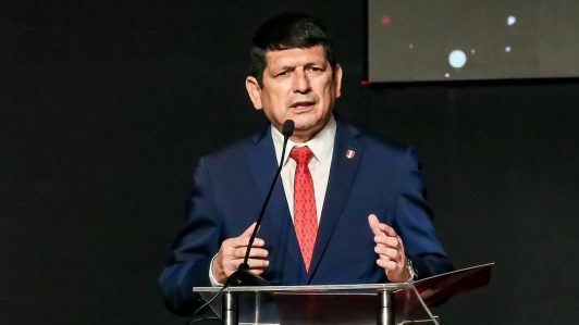 Detienen al presidente de la Federación de Fútbol de Perú por fraude y lavado de activos: Arriesga hasta 20 años de cárcel