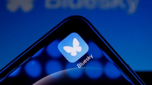 ¿Qué diferencia a Bluesky? Esto explicó su joven CEO sobre la nueva red social que busca destronar a X