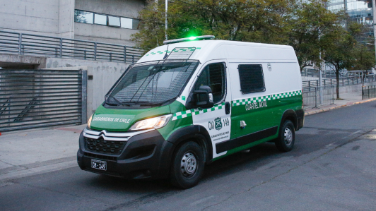 Detienen a adolescentes de 16 y 17 años por asaltar automóvil con dos niños a bordo en Las Condes