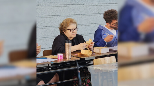 Estación Mapocho: Adultas mayores llegaron a votar y después se ofrecieron para ser vocales de mesa