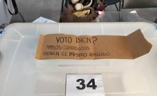 "¿Votó bien?": Vocales de mesa del Campus Oriente pusieron un cartel para que electores no se equivoquen de Orrego/Captura