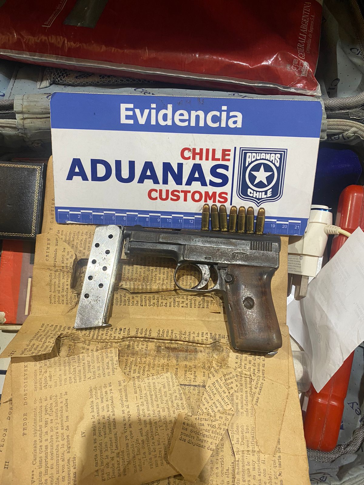 No pasa solo en las películas: En Aduanas encontraron un arma de fuego oculta dentro de un libro/Aduanas