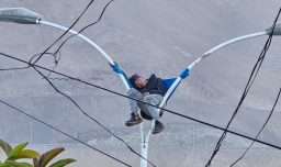 El sueño no tiene limites: Joven es rescatado tras dormir sobre un poste de alumbrado público en Iquique