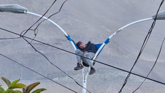 El sueño no tiene limites: Joven es rescatado tras dormir sobre un poste de alumbrado público en Iquique