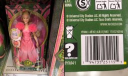 Error en el empaque de muñecas Mattel de "Wicked" vincula a un sitio para adultos