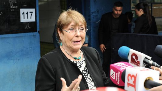 Michelle Bachelet llama a votar temprano en la segunda vuelta de gobernadores