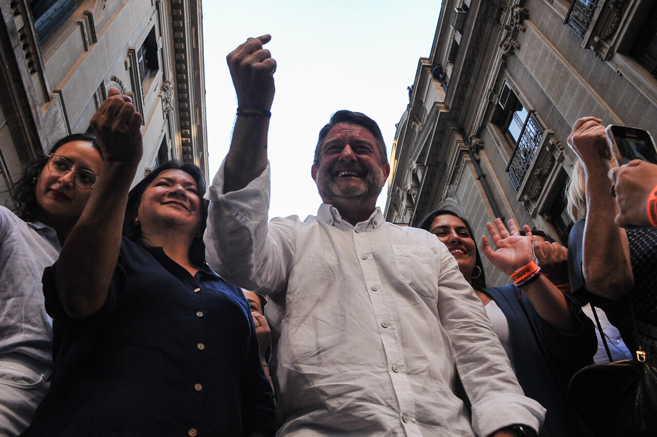 Claudio Orrego celebra victoria en la segunda vuelta de gobernadores.