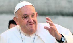 El papa pide "mayor sensibilidad histórica" en un mundo "sin memoria" y con "ideologías"