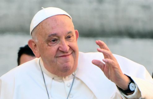 El papa pide "mayor sensibilidad histórica" en un mundo "sin memoria" y con "ideologías"