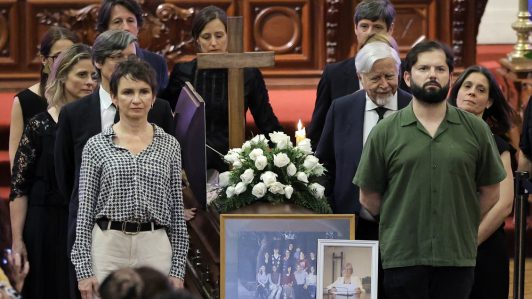 "La dignidad de un cargo no está en su vestimenta": Familia de diputada Bulnes responde a críticas sobre ropa de Boric en velorio