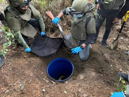 Crimen de carabineros en Cañete: Encuentran armas enterradas en un tambor en pleno bosque y una camioneta con encargo por robo