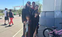 Familia disfrazada de Harry Potter ejerce derecho a voto: "Queremos hacer magia para evitar una tercera vuelta"