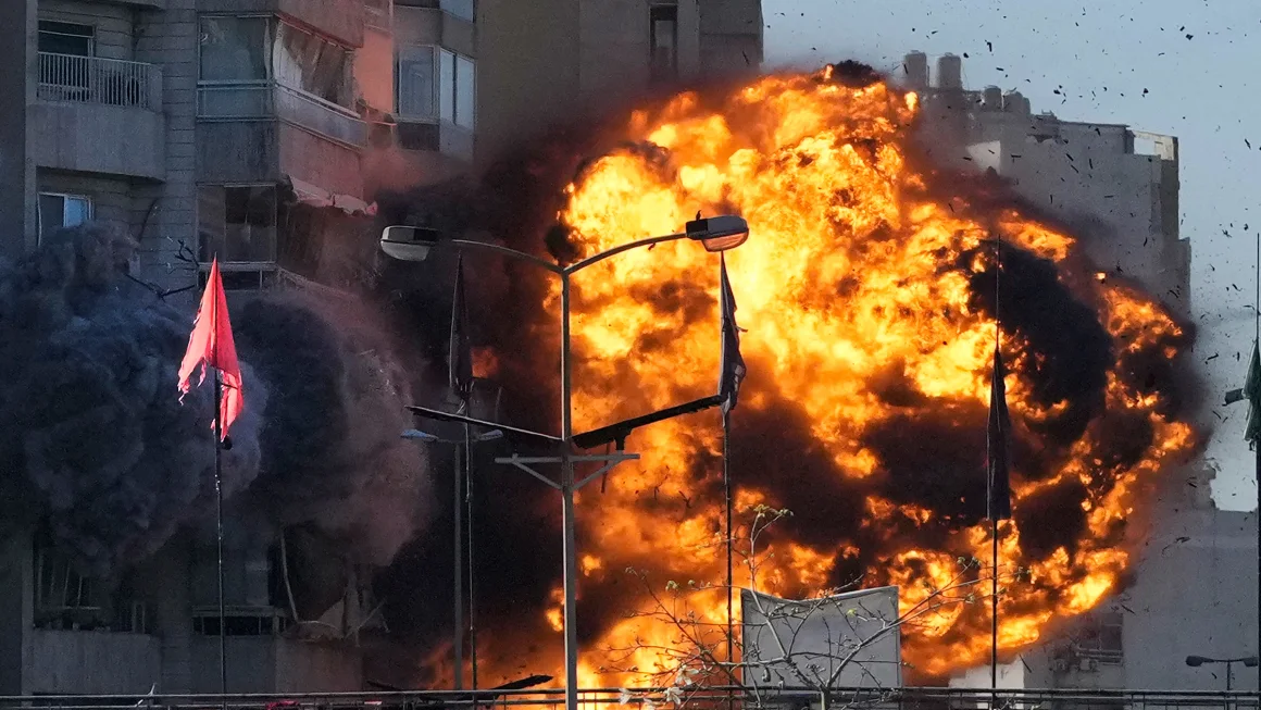 Humo y llamas salen de un edificio alcanzado por un ataque aéreo israelí en Tayouneh, Beirut, Líbano, el 15 de noviembre de 2024. Hassan Ammar/AP